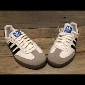 Women adidas athletic shoes size 7.5 like new